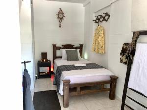 a bedroom with a bed and a clock on the wall at Habitación Independiente y baño privado - RURAL in Girón