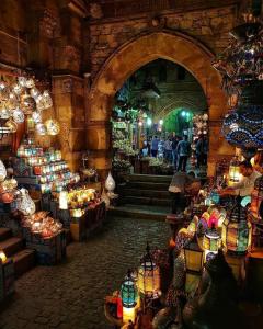 Un marché avec de nombreuses lampes et personnes dans un bâtiment dans l'établissement LOTUS HOLIDAY TOURS, au Caire