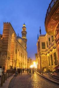 une rue de la ville avec une tour de l'horloge au loin dans l'établissement LOTUS HOLIDAY TOURS, au Caire