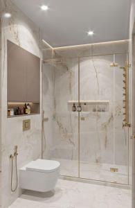 La salle de bains est pourvue d'une douche et de toilettes. dans l'établissement LOTUS HOLIDAY TOURS, au Caire