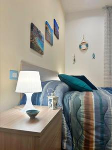 巴勒摩的住宿－D'Aragona Guest House，一间卧室配有一张床和一张带台灯的桌子