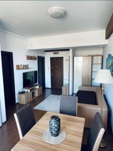 a living room with a table and a bed at ZENSTAY SUMMERLAND MAMAIA in Mamaia