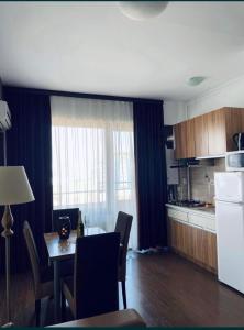 a kitchen and dining room with a table and chairs at ZENSTAY SUMMERLAND MAMAIA in Mamaia