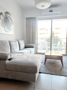 sala de estar con sofá y mesa de centro en Elysia Park Ameliya 202, en Pafos