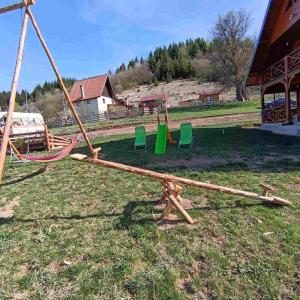 Zona de joacă pentru copii de la Planinska kuća Jovanić