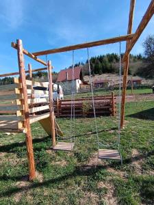 Zona de joacă pentru copii de la Planinska kuća Jovanić