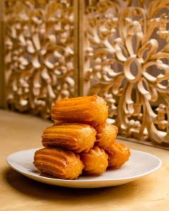 une pile de donuts sur une plaque sur une table dans l'établissement LOTUS HOLIDAY TOURS, au Caire