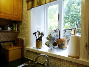 a kitchen counter with a sink and a window at Ferienhaus für 2 Personen und 1 Kind in Slaithwaite, England West Yorkshire in Slaithwaite