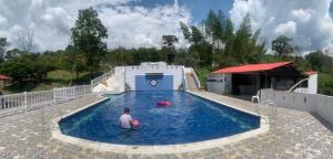 um homem está sentado numa piscina em Club Ecoturístico Las Cascadas de Pauna Boyacá em Pauna