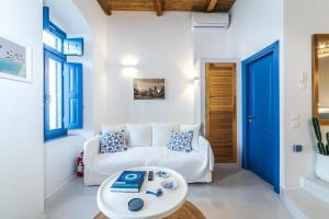 een woonkamer met een witte bank en een tafel bij Chiara Mykonos in Mykonos-stad +34 foto's