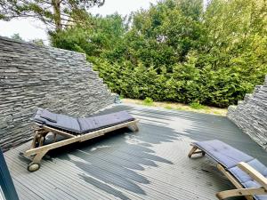 eine Terrasse mit zwei Liegestühlen auf dem Dach in der Unterkunft Seaside-Townhouse in Timmendorfer Strand