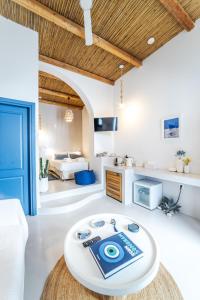 a living room with a couch and a table at Chiara Mykonos in Mýkonos City