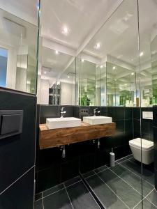 a bathroom with two sinks and a toilet at Seaside-Townhouse in Timmendorfer Strand