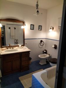 ein Badezimmer mit einem Waschbecken, einem WC und einer Badewanne in der Unterkunft Art Cottage in Pontlevoy