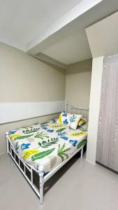 Una cama pequeña en un dormitorio con una habitación blanca en TheHideawaybyKG/Angono, en Angono