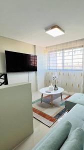 uma sala de estar com um sofá e uma mesa em TheHideawaybyKG/Angono em Angono
