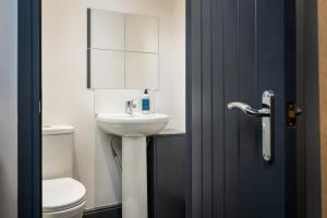 y baño con aseo blanco y lavamanos. en Private En-suite Room - Shared Living space & Kitchen - Wakefield - Central, en Wakefield