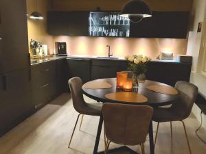 Køkken eller tekøkken på Koselig og moderne leilighet, meget sentralt i Narvik med gratis parkering! + 39 billeder