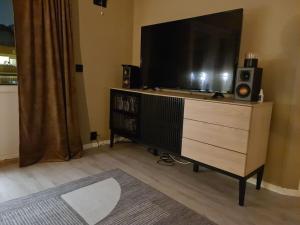 Et tv og/eller underholdning på Koselig og moderne leilighet, meget sentralt i Narvik med gratis parkering!
