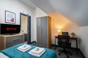 Schlafzimmer mit einem Bett, einem Schreibtisch und einem Stuhl in der Unterkunft Private En-suite Room - Shared Living space & Kitchen - Wakefield - Central in Wakefield