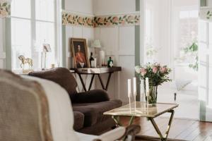 una sala de estar con un jarrón de flores sobre una mesa en Ferienhaus für 9 Personen und 1 Kind in Ängelhol, Südschweden Küste von Schonen, en Ängelholm