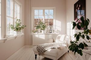 um quarto branco com uma cadeira e uma janela em Ferienhaus für 9 Personen und 1 Kind in Ängelhol, Südschweden Küste von Schonen em Ängelholm