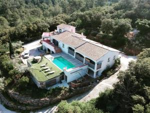 - une vue aérienne sur une maison avec une piscine dans l'établissement Sublime cabane perchée clim et cinéma vue panoramique - Le Mas des farachess, à Solliès-Toucas
