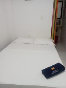 HOSTAL LOS CAMINANTES في فيلافيجا: سرير عليه كتاب جالس عليه