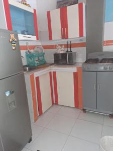 una cocina con rayas rojas y blancas en los armarios en HOSTAL LOS CAMINANTES, en Villavieja
