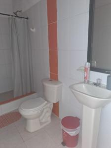 HOSTAL LOS CAMINANTES في فيلافيجا: حمام مع مرحاض ومغسلة