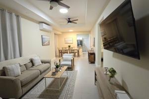 Point的住宿－SeaJam Vacation Home between Negril & Montego Bay，带沙发和平面电视的客厅