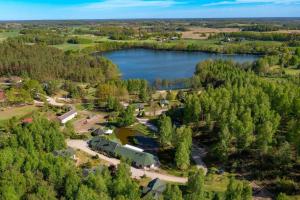 uma vista aérea de um lago e de uma quinta em Ferienhaus für 15 Personen in Madrzechowo, Pommern Kaschubische Seen 