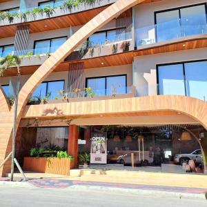 トゥルムにあるLuxury Condo in the Heart of Tulum!!の前方のアーチ型の建物