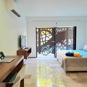 トゥルムにあるLuxury Condo in the Heart of Tulum!!のベッドと机のある寝室