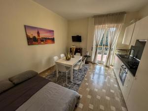 Habitación con cama, mesa y cocina. en [BGY/CITY] Confortevole appartamento nel BORGO en Bérgamo