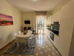 cocina con mesa y comedor en [BGY/CITY] Confortevole appartamento nel BORGO en Bérgamo