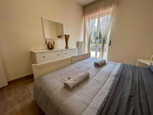 1 dormitorio con 1 cama grande y 2 toallas. en [BGY/CITY] Confortevole appartamento nel BORGO en Bérgamo