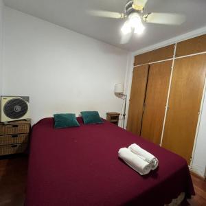 1 dormitorio con 1 cama con 2 toallas en Montevideo 20 Bis en Córdoba