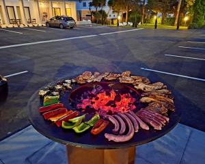 een bord eten op een tafel op een parkeerplaats bij 3M Hostel & Suites in Alvaiázere