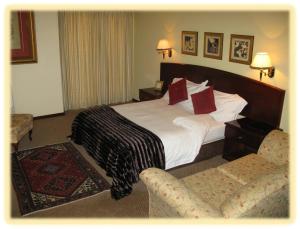 Säng eller sängar i ett rum på Benvenuto Hotel & Conference Centre