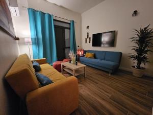 a living room with a couch and a tv at La Casa di Ray e Anto in Cassibile
