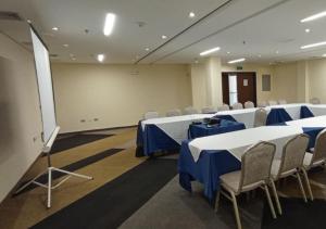 una sala de conferencias con mesas y sillas y un podio en Eurobuilding Hotel & Suites Coro, en Coro