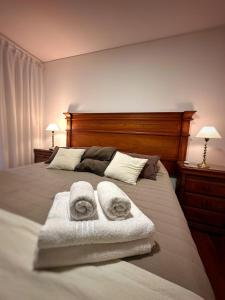 1 dormitorio con 1 cama con toallas en Simplemente DUOMO en Córdoba