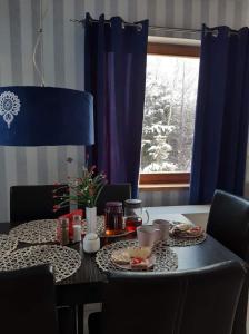 una mesa con comida en ella con una ventana en Ferienhaus für 8 Personen und 2 Kinder in Kiczora, Schlesien en Milówka