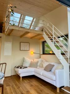 Ένα ή περισσότερα κρεβάτια σε δωμάτιο στο Tinyhouse Minimalus III mit Whirlpool im Grünen