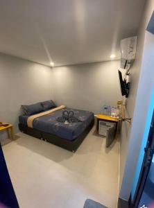 1 dormitorio pequeño con 1 cama y TV en Blue ocean, en Ko Samed
