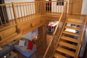 vistas a un loft con sofá y escaleras en Ferienhaus Sefi en Lechbruck