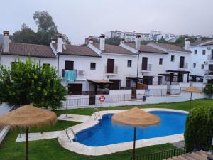 a courtyard with a swimming pool and some buildings at Casa Rural Montepinar in El Bosque