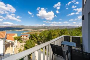- Balcón con vistas al lago en Villa Ivanovi Dvori, en Donji Karin