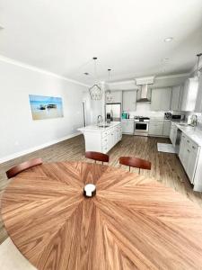 una cocina con una gran mesa de madera en una habitación en Coastal Oasis en Gulfport